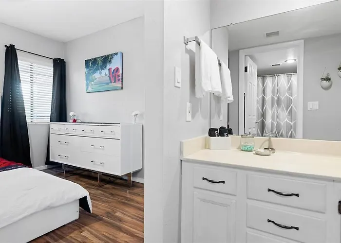 Incredible Location In Old Town 2 King Bds & Patio Apartment *