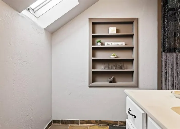 Incredible Location In Old Town 2 King Bds & Patio Apartment *